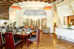 Luxury Villa, Multiple Bedrooms, Private Pool (For 22 people) | In-room dining - Villa Don Vito (Tamarindo)