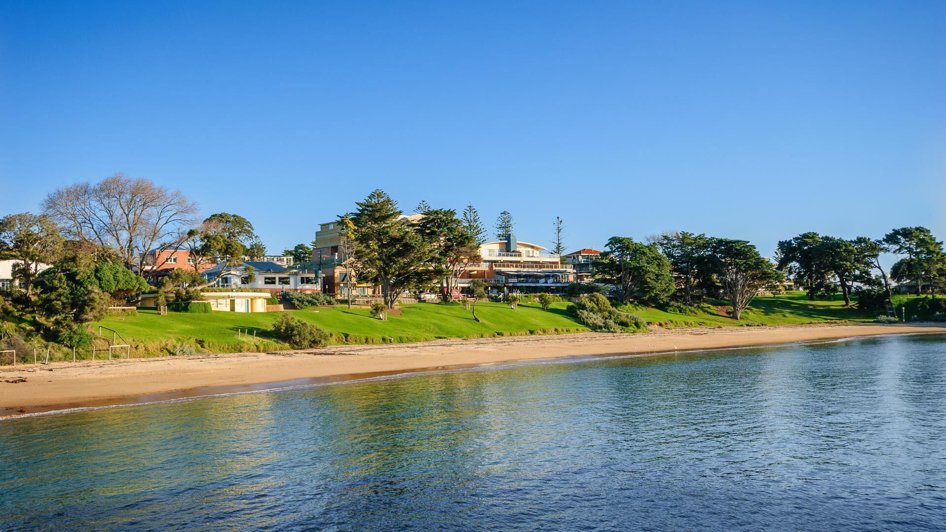 بالقرب من الشاطئ