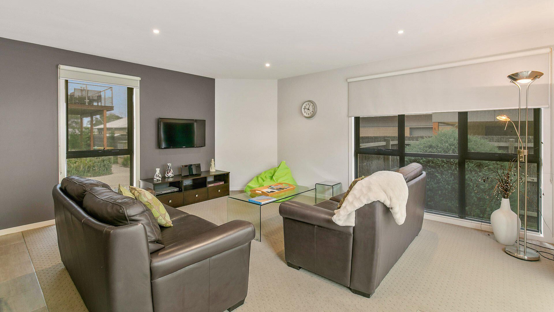 Télévision, lecteur de DVD, livres, vidéothèque