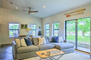 TV, books - Beautiful Hill Country Cottage - Walk to Downtown! (Comfort)