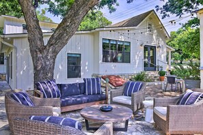 Terrace/patio - Beautiful Hill Country Cottage - Walk to Downtown! (Comfort)