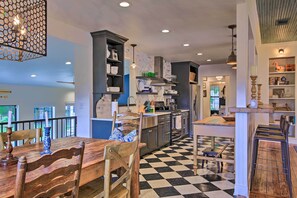 Dining - Beautiful Hill Country Cottage - Walk to Downtown! (Comfort)