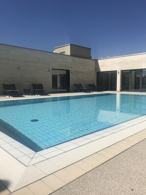 Outdoor pool - Luxury Apartments, near the lake, 3 bedrooms, 3 bath, parking (Lugano)
