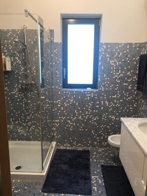 Hair dryer, towels, soap, shampoo - Luxury Apartments, near the lake, 3 bedrooms, 3 bath, parking (Lugano)