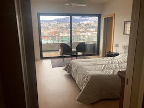 3 chambres, fer et planche à repasser, Wi-Fi gratuit, draps fournis