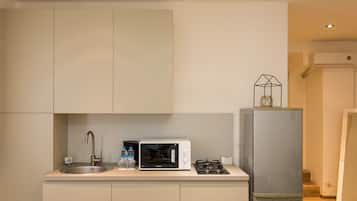 Fridge, microwave, electric kettle, cookware/dishes/utensils