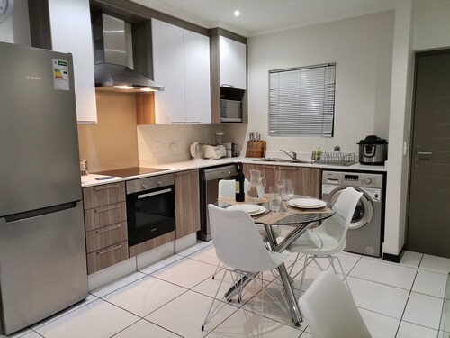 Condo au rez-de-chaussée avec deux chambres et jardin privé, à 5 min de Monte Casino