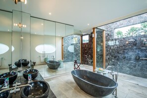 Spa - 5 Star Spacious Villa in Seminyak (Seminyak)