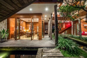 Outdoor dining - 5 Star Spacious Villa in Seminyak (Seminyak)