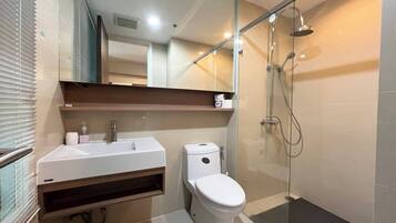 Shower, bidet, towels, toilet paper