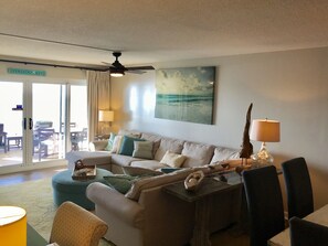 Smart-TV, DVD-spiller, bøker og filmbibliotek