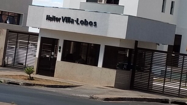 Un edificio con un cartello che riporta la scritta "Heitor Villa-Lobos".