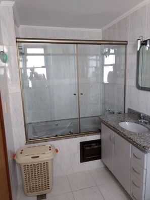 Badewanne, Whirlpool, Haartrockner, Handtücher