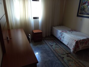 3 chambres, bureau, fer et planche à repasser, lit parapluie