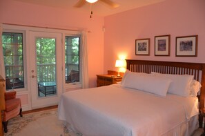 3 bedrooms, desk, iron/ironing board, free WiFi - Airy Cottage, Boathouse, & Docks ~ Southwest Exposure in the Hub of Port Carling (Muskoka Lakes)