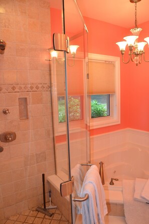Baignoire, séchoir à cheveux, serviettes fournies