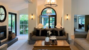 TV, fireplace, ping pong, books