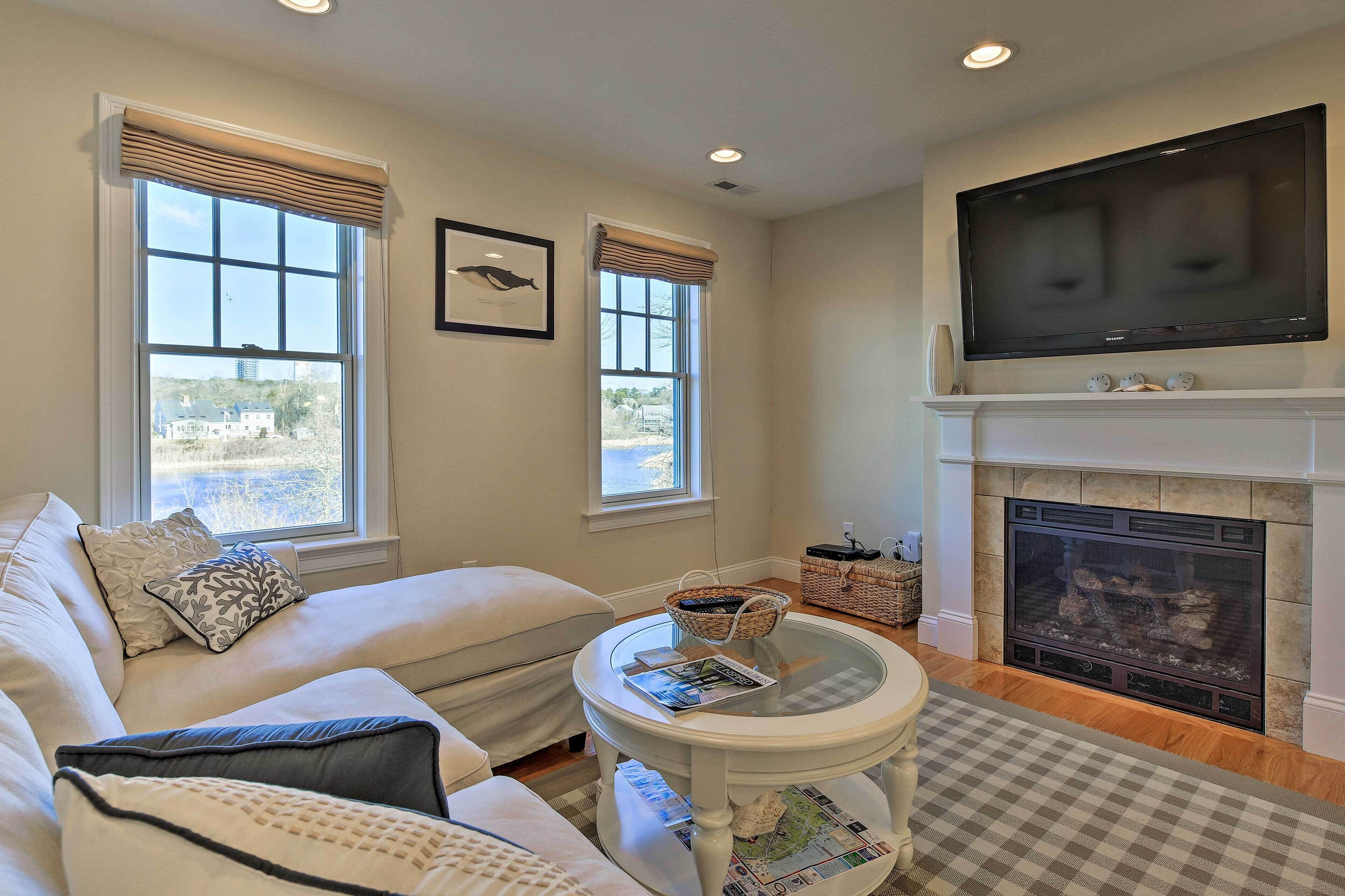 Chatham Home ~ 1 Mi to Town & Oyster Pond Beach