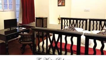 2 Schlafzimmer, Schreibtisch