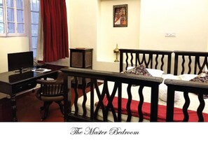 2 Schlafzimmer, Schreibtisch