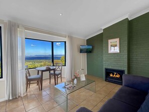 Fireplace - Villa 5 @ Bimbadeen Estate - Spa studio for 2 - Enjoy the best views in the valley (Mount View)