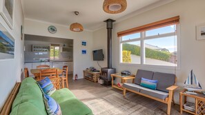 TV, fireplace, Netflix, streaming services - Riverside Cottage, Minnamurra, South Coast (Minnamurra)