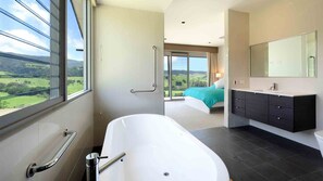 Bañera, secador de pelo, suelo radiante y toallas