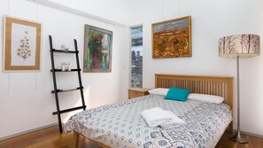 4 habitaciones, tabla de planchar con plancha y cuna de viaje 