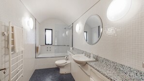 Bathtub, towels - Number Nine, Gerroa, South Coast (Gerroa)