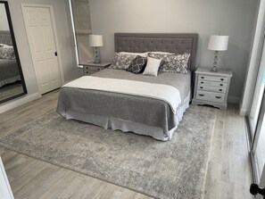 3 habitaciones, tabla de planchar con plancha y cuna de viaje 