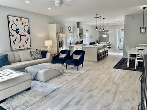 Smart-tv och ett bordtennisbord