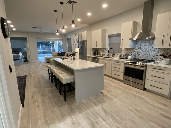 Refrigerador, microondas, horno, placa de cocina