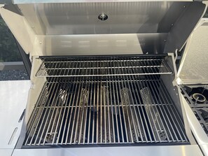 Bañera con ducha, secador de pelo, toallas, jabón