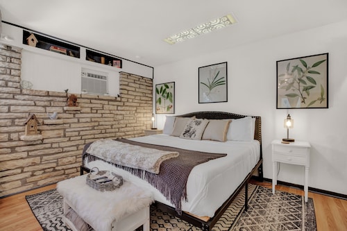 The Bird Haus - Cute Cottage with Jacuzzi tub 