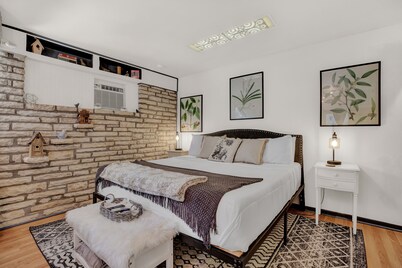 The Bird Haus - Cute Cottage with Jacuzzi tub 