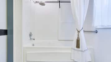 Combined shower/bathtub, jetted bath, hair dryer, towels