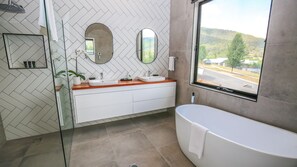 Badewanne, Haartrockner, Fußbodenheizung (Badezimmer), Handtücher
