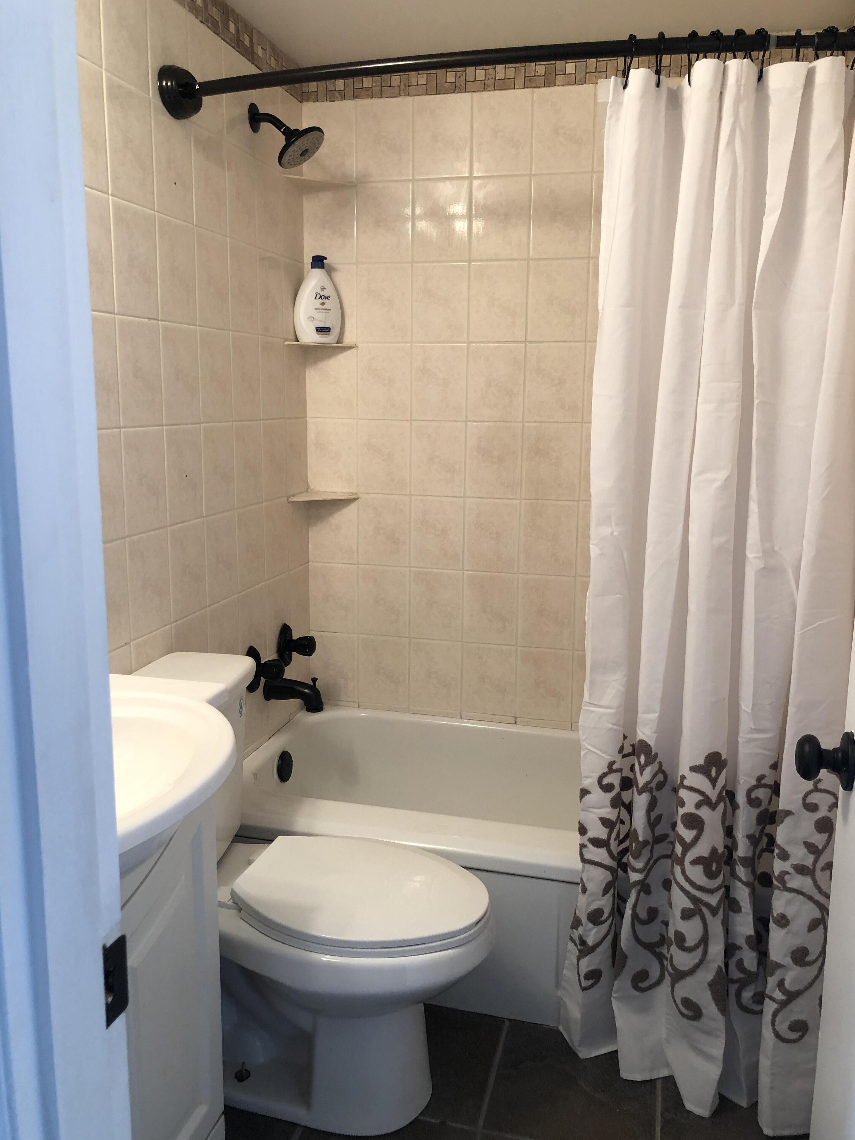 Ein Badezimmer mit Toilette, Waschbecken und Badewanne.