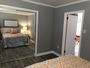 1 quarto, ferros/tábuas de passar roupa, berço de viagem