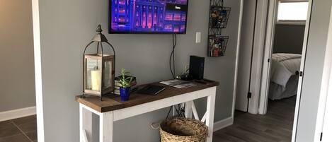 1 habitación, tabla de planchar con plancha y cuna de viaje