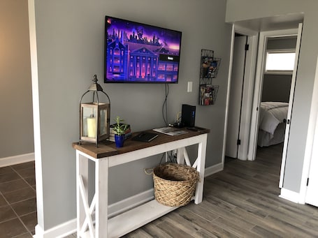 2 bedrooms, iron/ironing board, travel crib, free WiFi. Capital City Condo #1 close to Interstate, Water Park, Restaurants and Shopping
