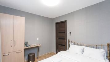 2 slaapkamers, een bureau