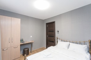 2 Schlafzimmer, Schreibtisch