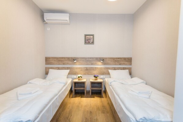 2 Schlafzimmer, Schreibtisch