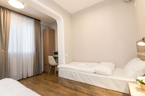 2 slaapkamers, een bureau