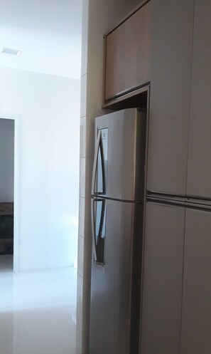 Geladeira, micro-ondas, cafeteira/chaleira, liquidificador