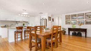 Dining - KARINYA - MORNINGTON (MORNINGTON)