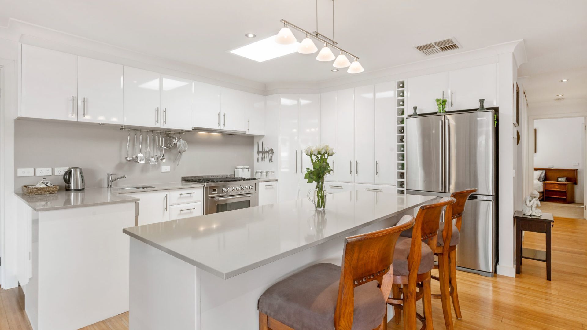 Kjøleskap, ovn, oppvaskmaskin og kjøkkenutstyr