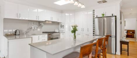 Kjøleskap, ovn, oppvaskmaskin og kjøkkenutstyr