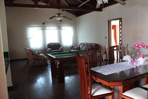 Interior - Located 30 meters from the beach, this property features 8 bedrooms, including 5 suites, and a swimming pool. (Peruíbe)